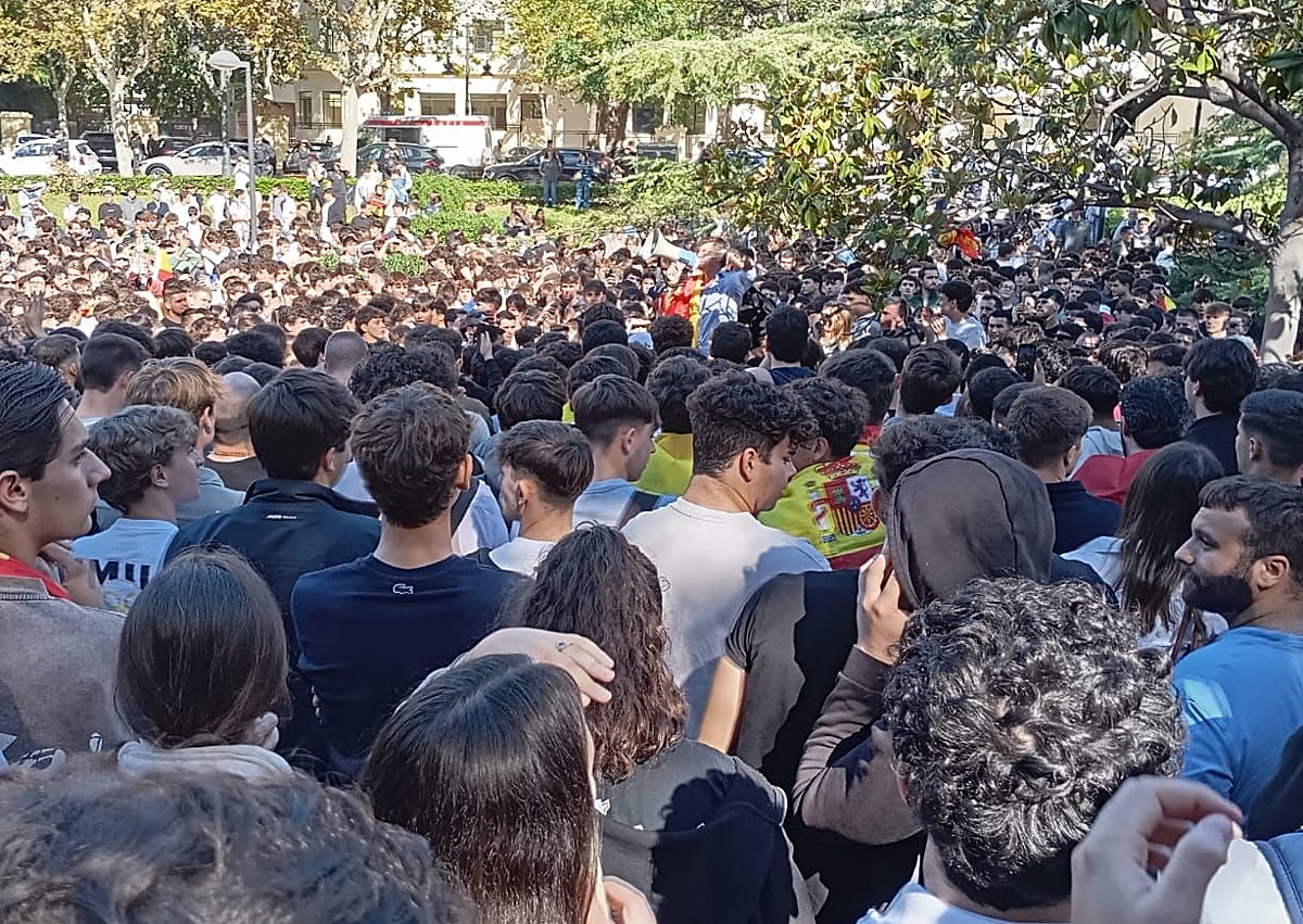 Imagen secundaria 1 - La contramanifestación, un instante de la charla al aire libre de Quiles en el jardín de Blasco Ibáñez y agentes de la UIP a punto de despejar la avenida, cortada al tráfico. 