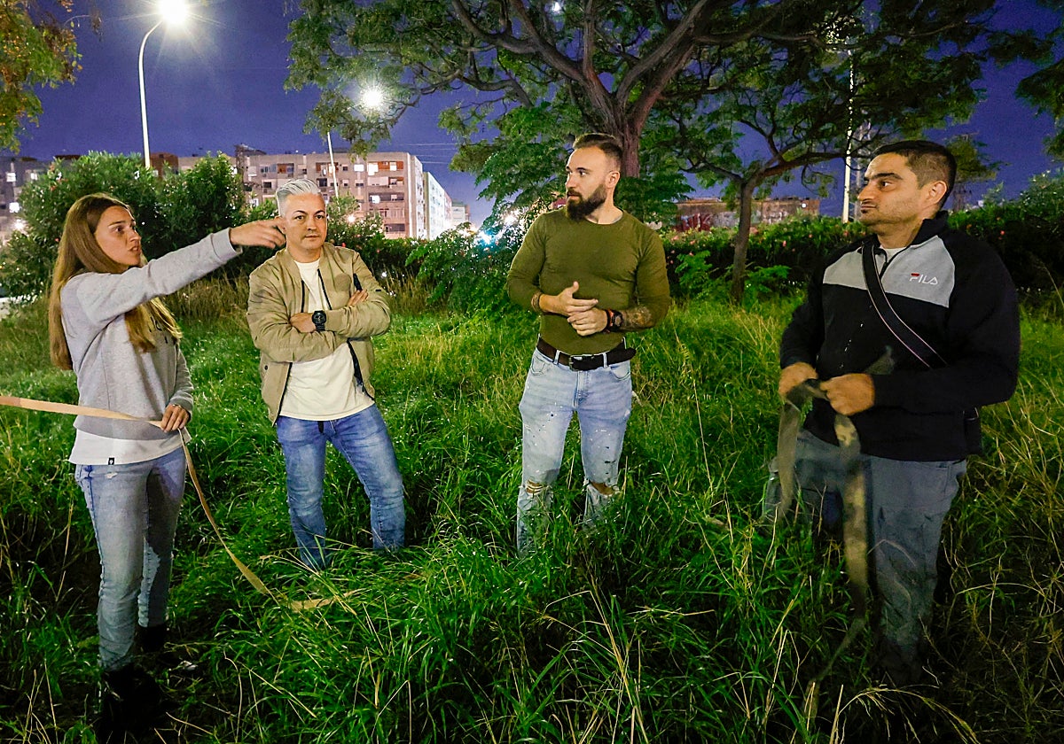 Virginia, Zarcos, Juanjo y Aram, en la rotonda donde aguantaron casi 8 horas.