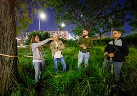 Virginia, Zarcos, Juanjo y Aram, en la rotonda donde aguantaron casi 8 horas.