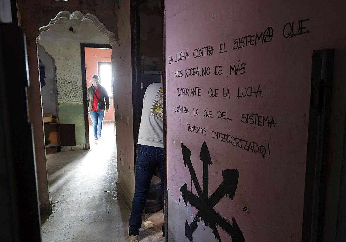 Interior de la vivienda de la calle de Los Ángeles 22, en el Cabanyal, que subasta la oficina Plan del Cabanyal-Canyamelar.