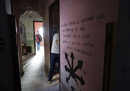 Interior de la vivienda de la calle de Los Ángeles 22, en el Cabanyal, que subasta la oficina Plan del Cabanyal-Canyamelar.