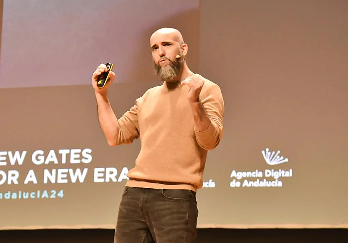 Jon Hernández sobre el escenario del II Congreso de Inteligencia Artificial de la Junta, en el Palacio de Congresos de Granada.