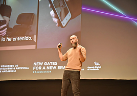 Jon Hernández sobre el escenario del II Congreso de Inteligencia Artificial de la Junta, en el Palacio de Congresos de Granada.