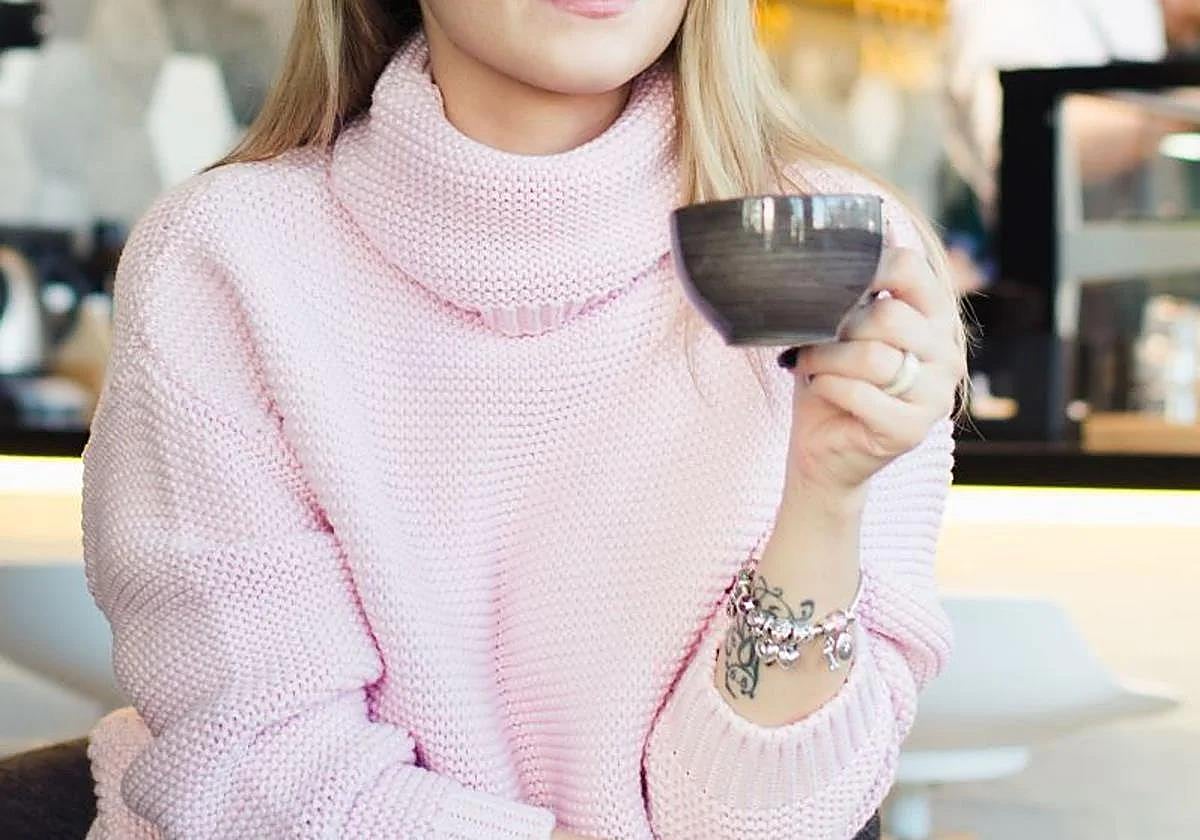 Una mujer toma una bebida en una imagen de archivo.