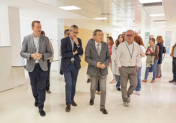 Gómez, en el centro, en la visita de este lunes al centro de salud.