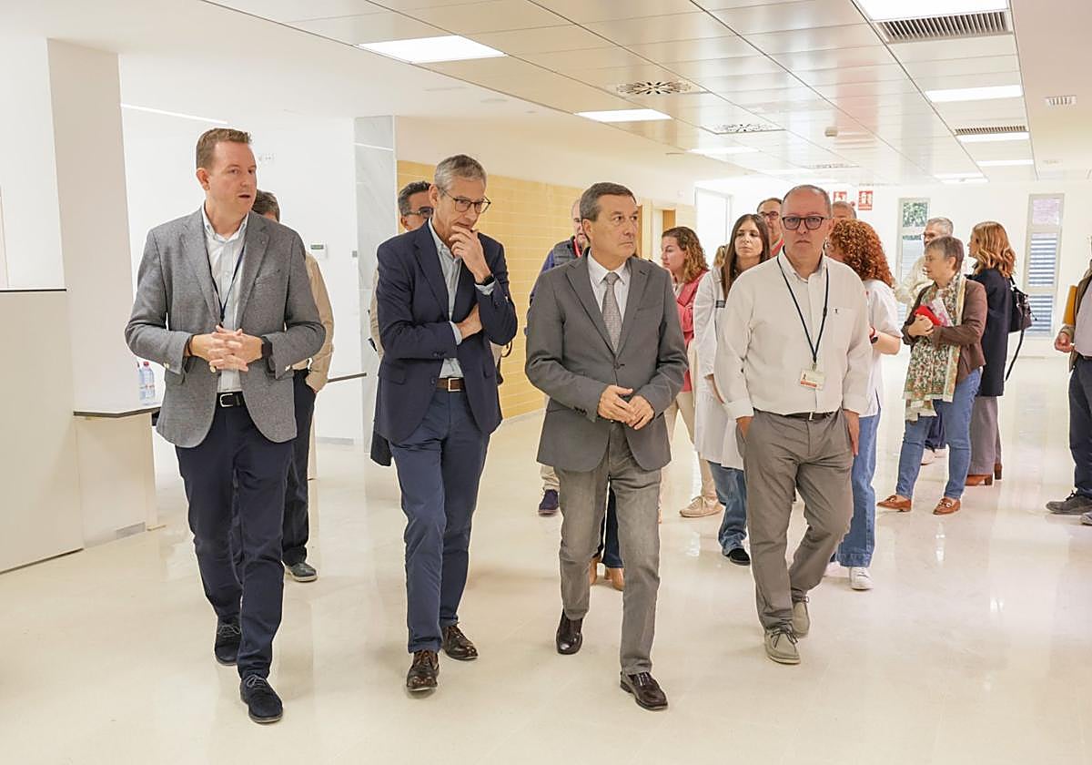 Gómez, en el centro, en la visita de este lunes al centro de salud.