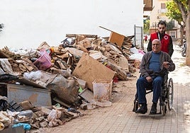 Un voluntario de Cruz Roja asiste a un damnificado en un municipio dana.