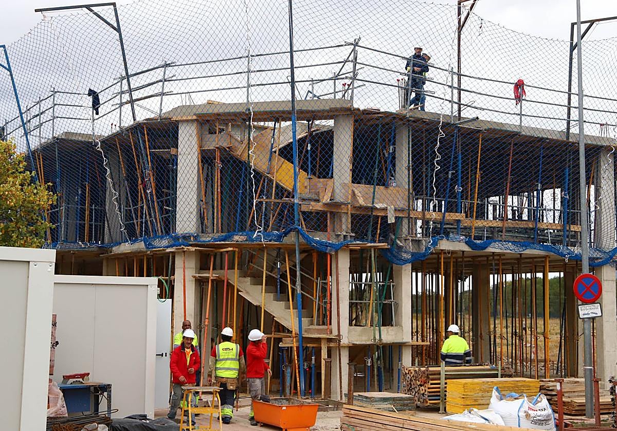 Obreros durante la construccion de un edificio de viviendas, en una imagen de archivo.