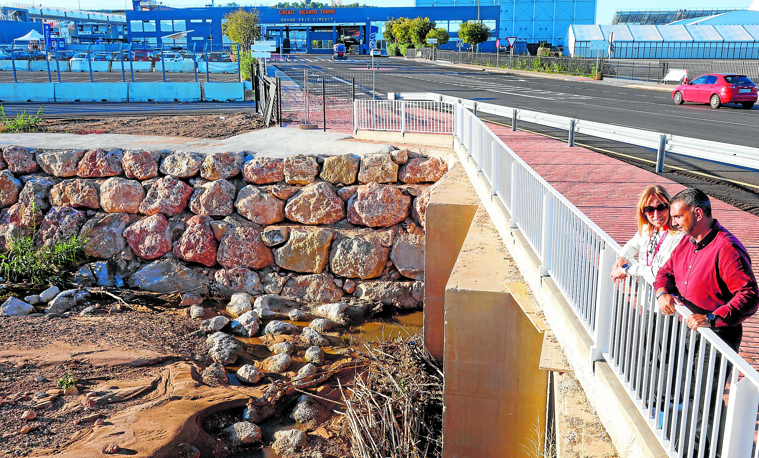 Yolanda Muñoz y Germán Gómez observan el cauce del barranco de Sechara, a pocos metros del parking del Circuit más cercano a la entrada principal del recinto.