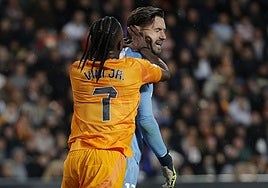 Dimitrievski recibe un empujón de Vinicius en Mestalla.