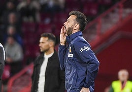 Carlos Corberán, durante el partido en el Nuevo Los Cármenes.