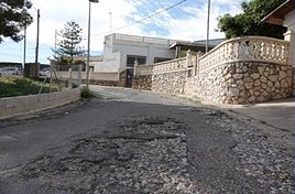 Una de las calles afectadas por la dana en una urbanización de Alginet.
