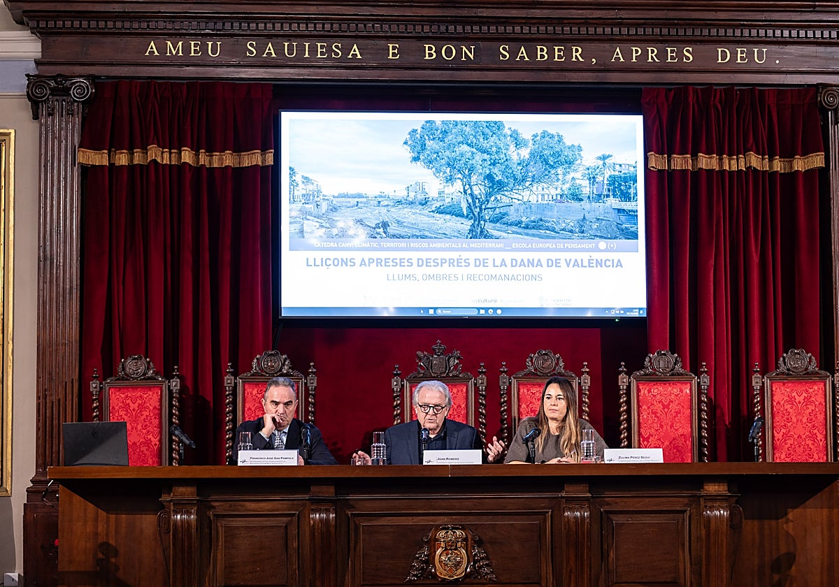 Mesa de la jornada de expertos de la UV en la que han intervenido Gan Pampols y Zulima Pérez.