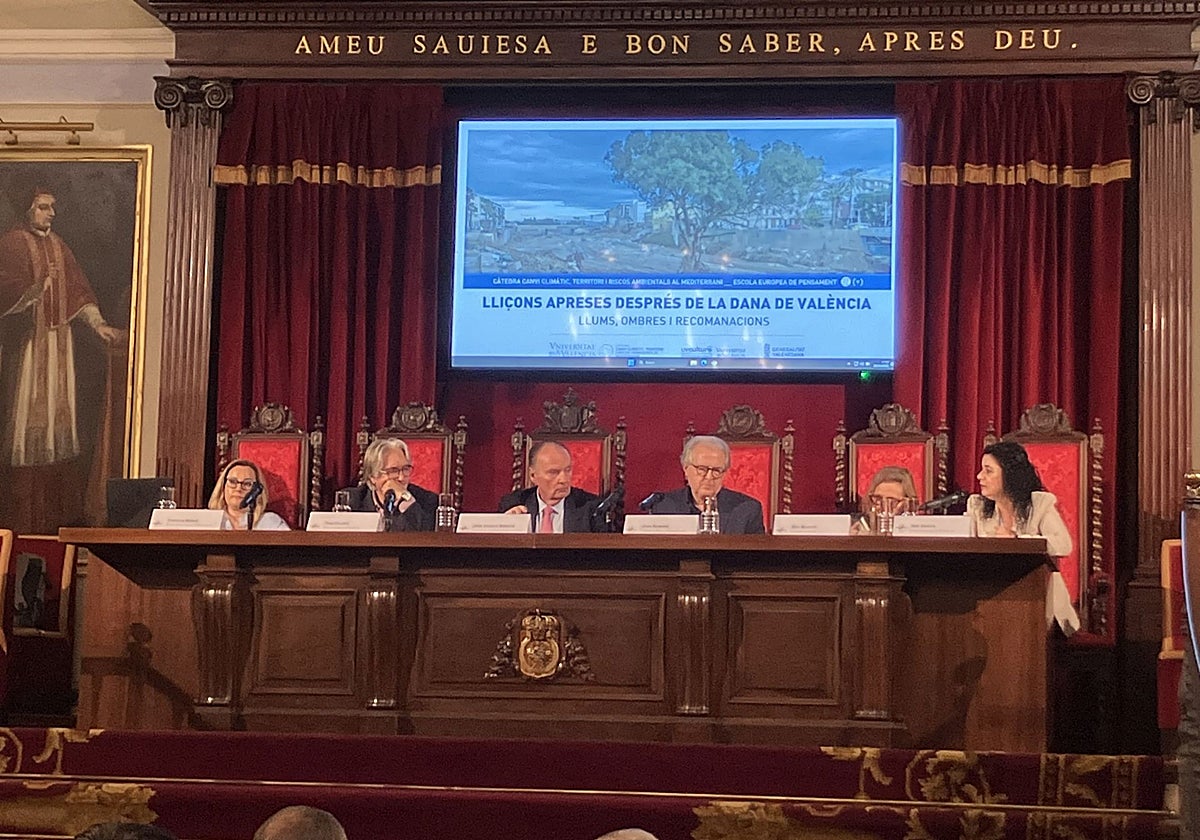 Imagen del seminario 'Lecciones aprendidas tras la dana' en el Paraninfo de la UV