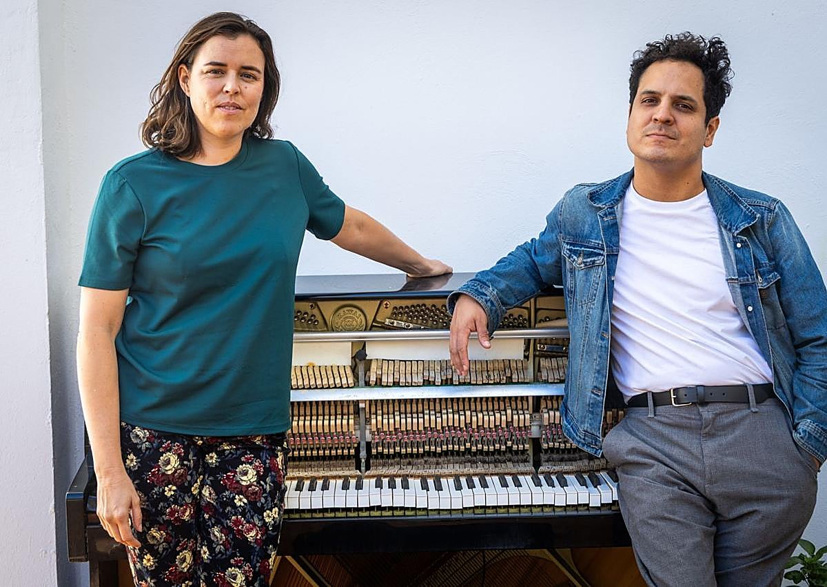 Imagen secundaria 1 - Alejandro y María Laura, del fango de la dana a acariciar un Latin Grammy