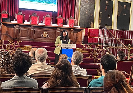 La vicerrectora de Cultura, Ester Alba, en su discurso inaugural de la jornada por el aniversario de la dana.