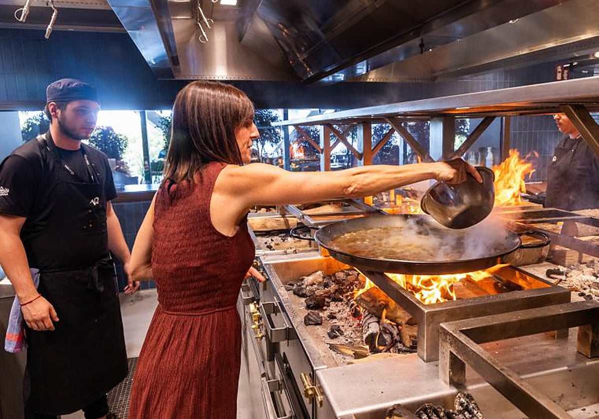 Preparación de un arroz en un restaurante valenciano.