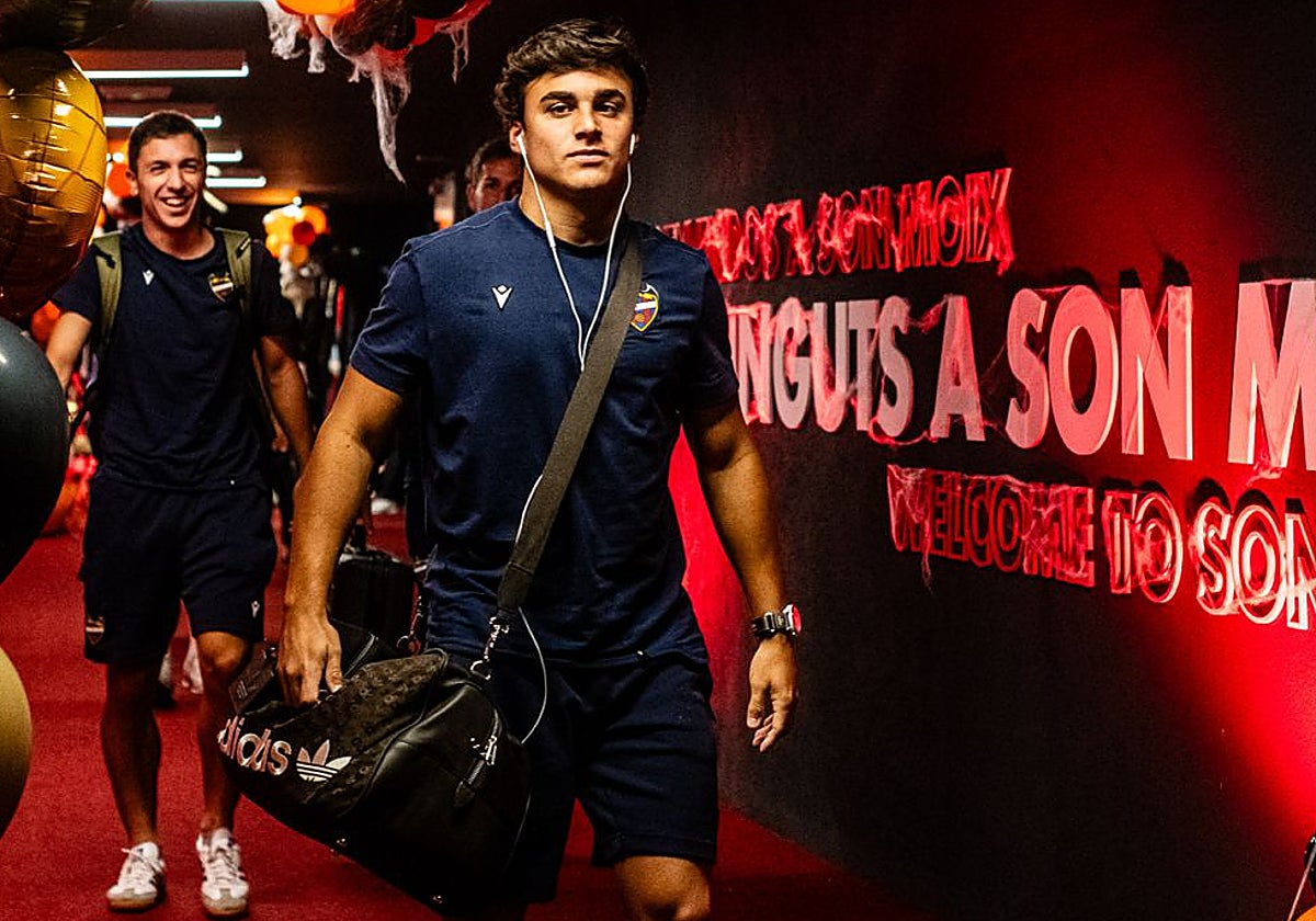 Carlos Álvarez, con el Levante en Mallorca.