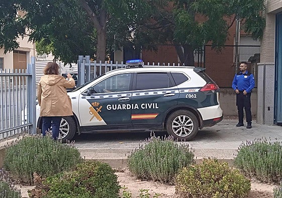 Un vehículo de la Guardia Civil sale de un juzgado.