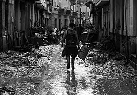 Trabajos de limpieza en Paiporta tras la dana.