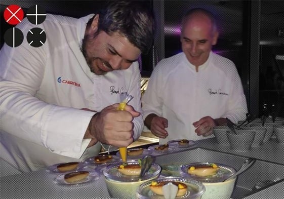 El equipo de Ricard Camarena prepara uno de los platos que ofreció a los comensales.