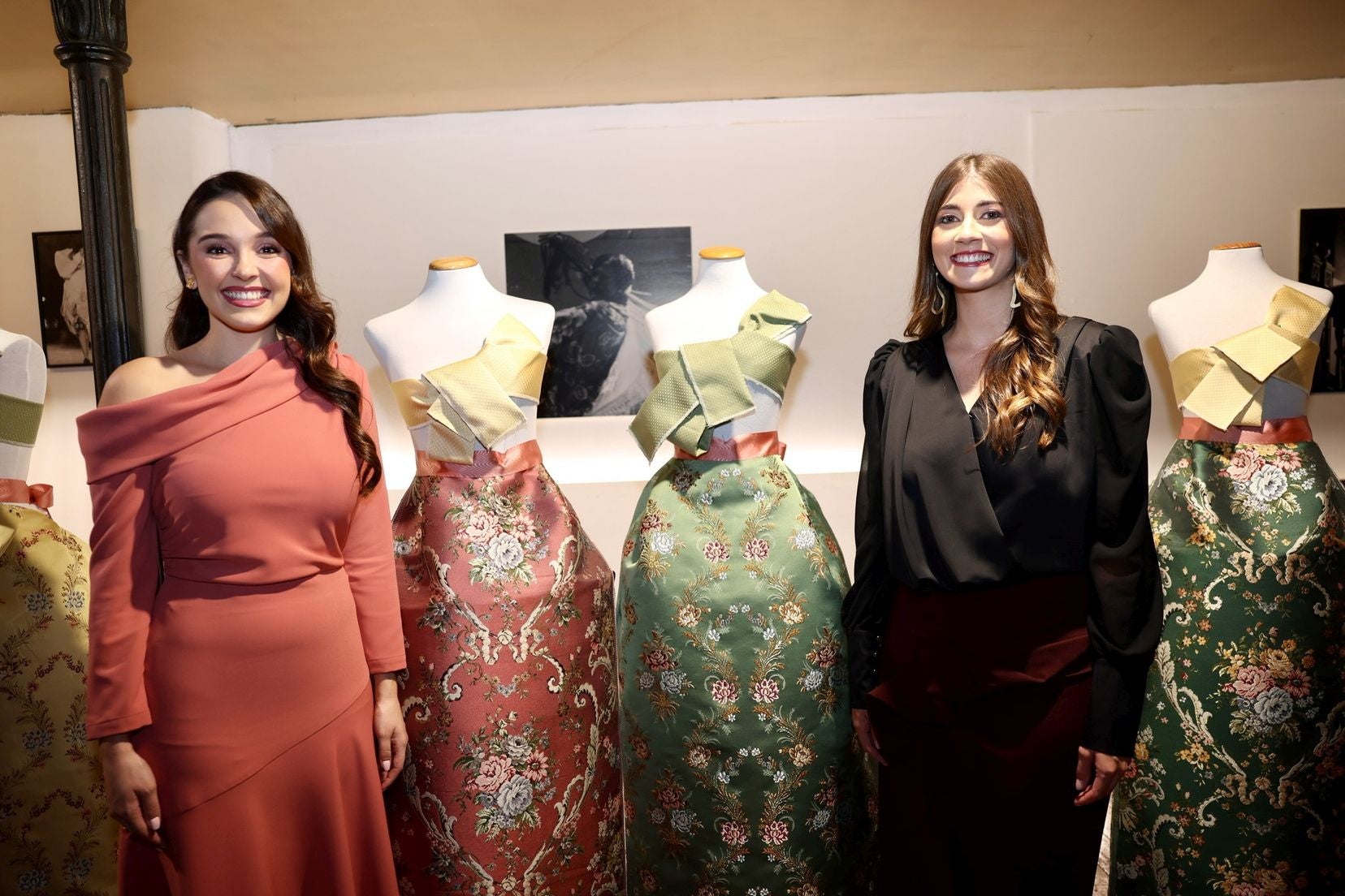 FOTOS | Así son las telas de los trajes de la corte de honor de Carmen Prades, fallera mayor de Valencia 2026