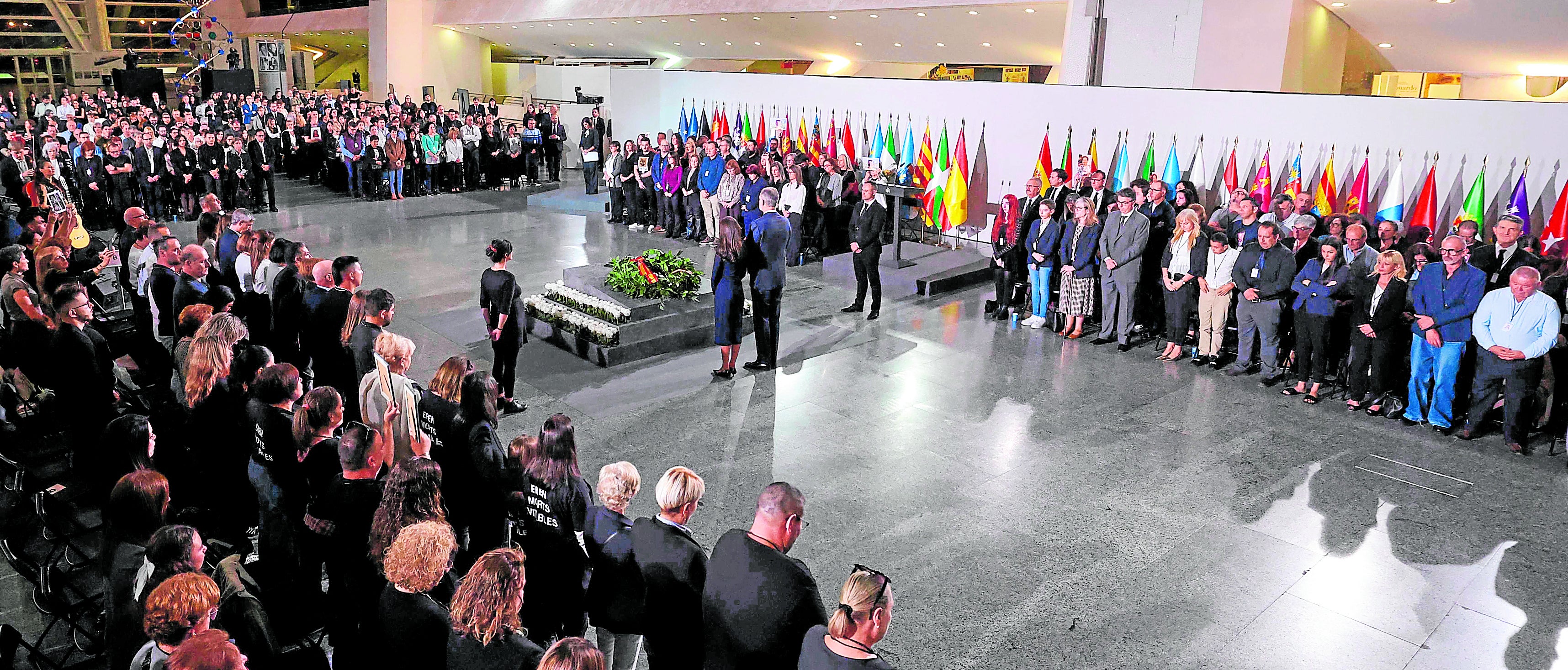 La ofrenda floral en memoria de las víctimas de la dana, este miércoles.