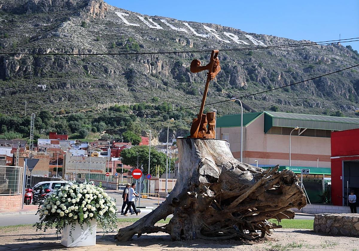 Escultura en homenaje a los voluntarios de la dana en Cullera.