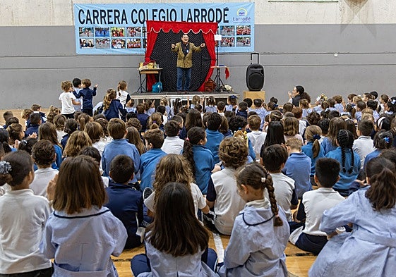 Los alumnos del colegio Larrodé disfrutando del espectáculo de magia