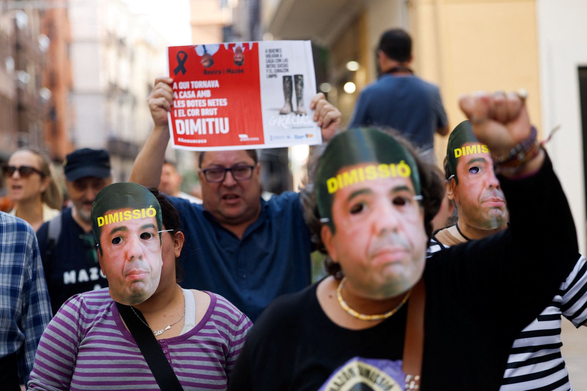 FOTOS | Mantas térmicas y desfile al Ventorro en protesta en el primer aniversario de la dana en Valencia