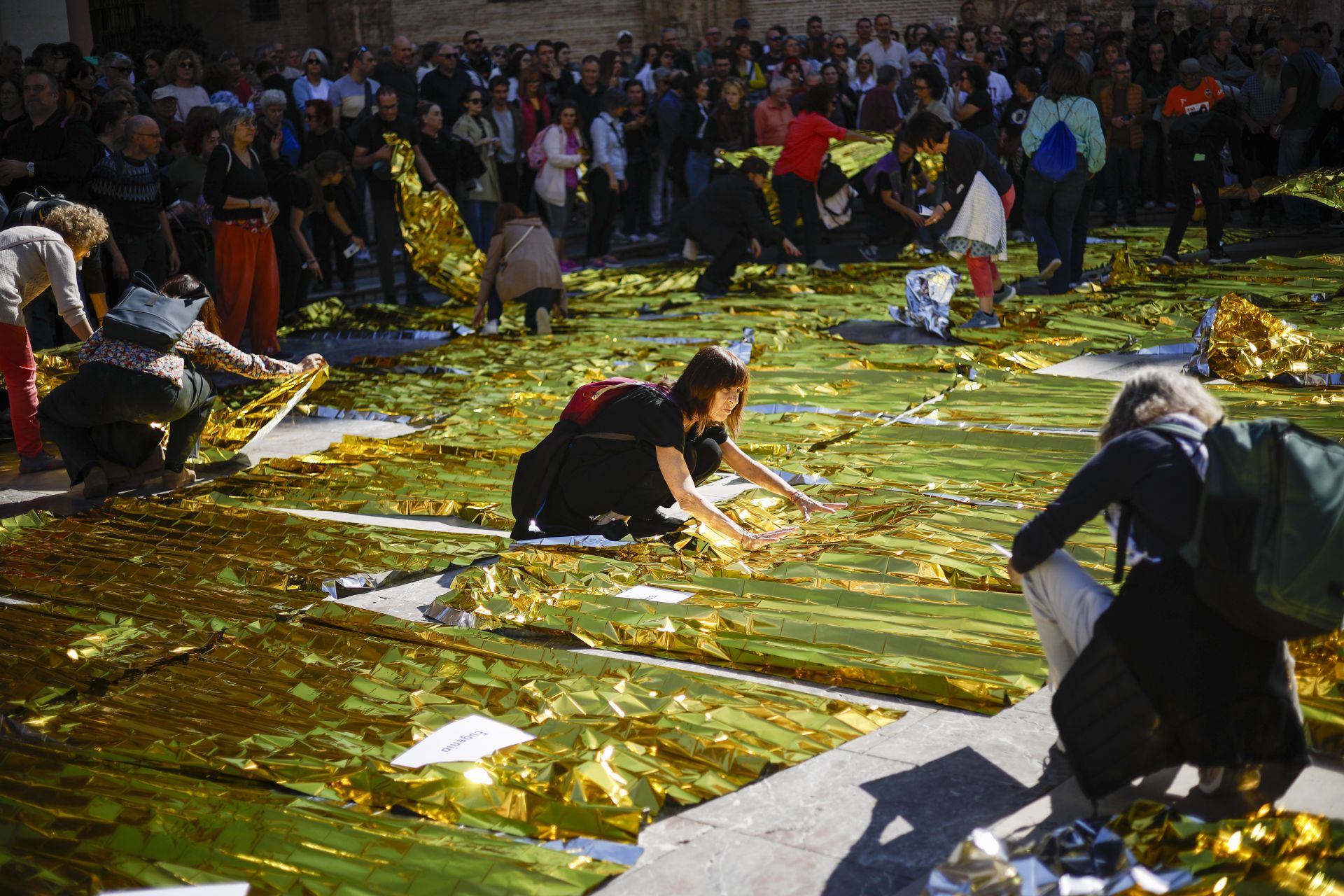 FOTOS | Mantas térmicas y desfile al Ventorro en protesta en el primer aniversario de la dana en Valencia