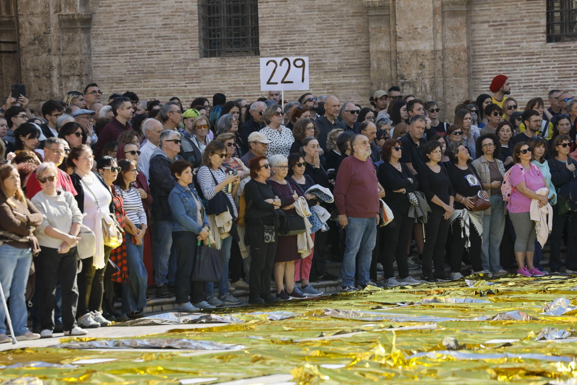 FOTOS | Mantas térmicas y desfile al Ventorro en protesta en el primer aniversario de la dana en Valencia