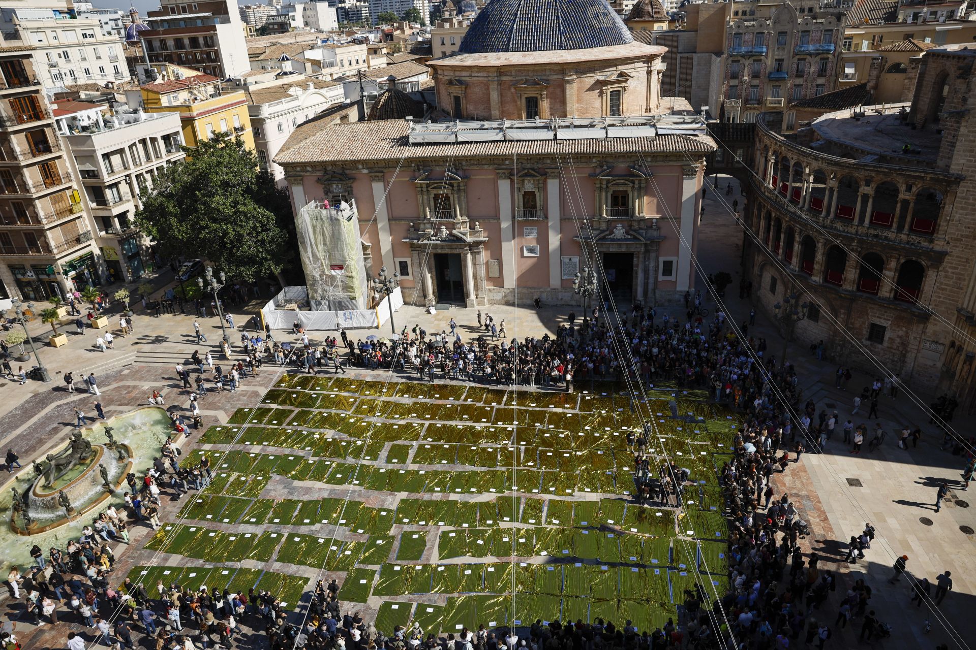 FOTOS | Mantas térmicas y desfile al Ventorro en protesta en el primer aniversario de la dana en Valencia