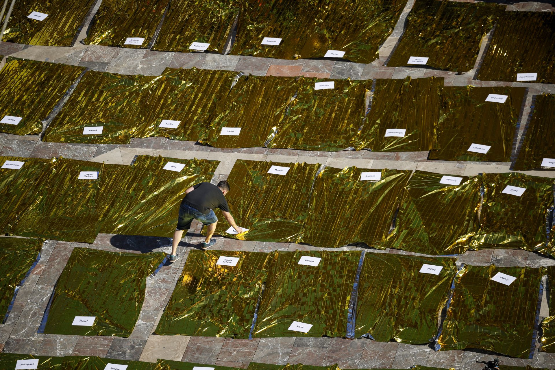 FOTOS | Mantas térmicas y desfile al Ventorro en protesta en el primer aniversario de la dana en Valencia