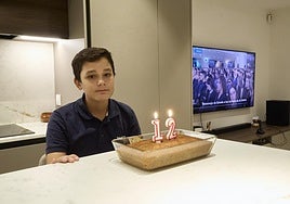Marco, con la tarta de cumpleaños que le ha preparado su madre.