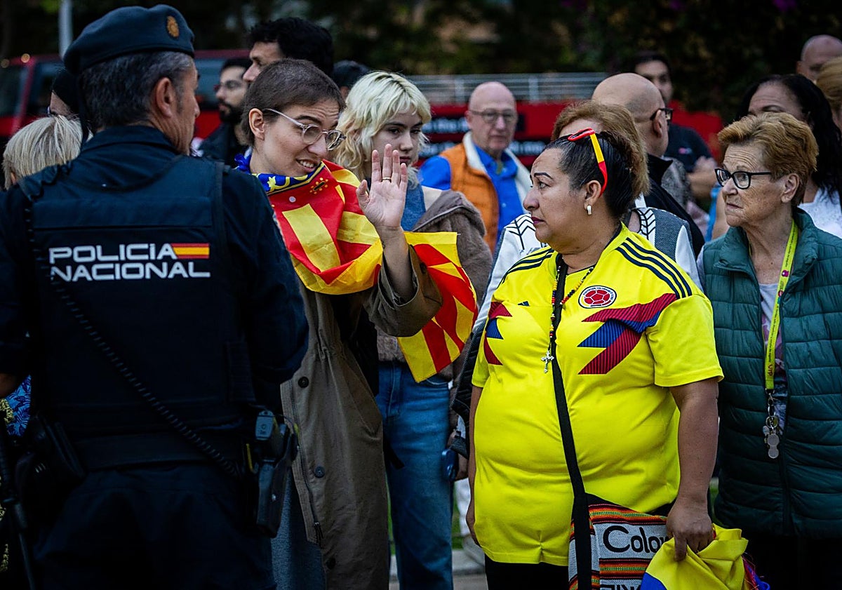 Imagen principal - Velas e insultos a Mazón y Sánchez fuera de la Ciutat de les Arts durante el funeral por las víctimas de la dana
