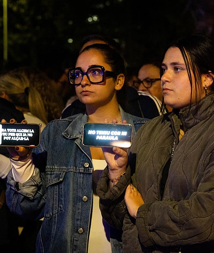 Imagen secundaria 2 - Velas e insultos a Mazón y Sánchez fuera de la Ciutat de les Arts durante el funeral por las víctimas de la dana