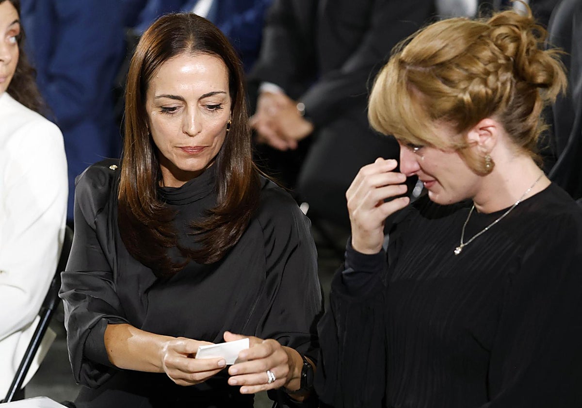 Imagen principal - Varias escenas de dolor del funeral. En la última, la Reina Letizia habla con María Dolores, que perdió a sus dos hijos y a su marido en Chiva.