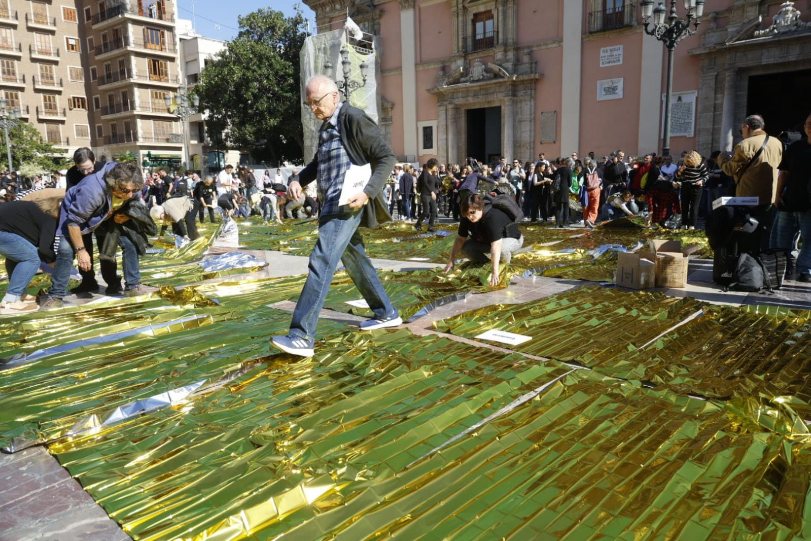 FOTOS | Mantas térmicas y desfile al Ventorro en protesta en el primer aniversario de la dana en Valencia