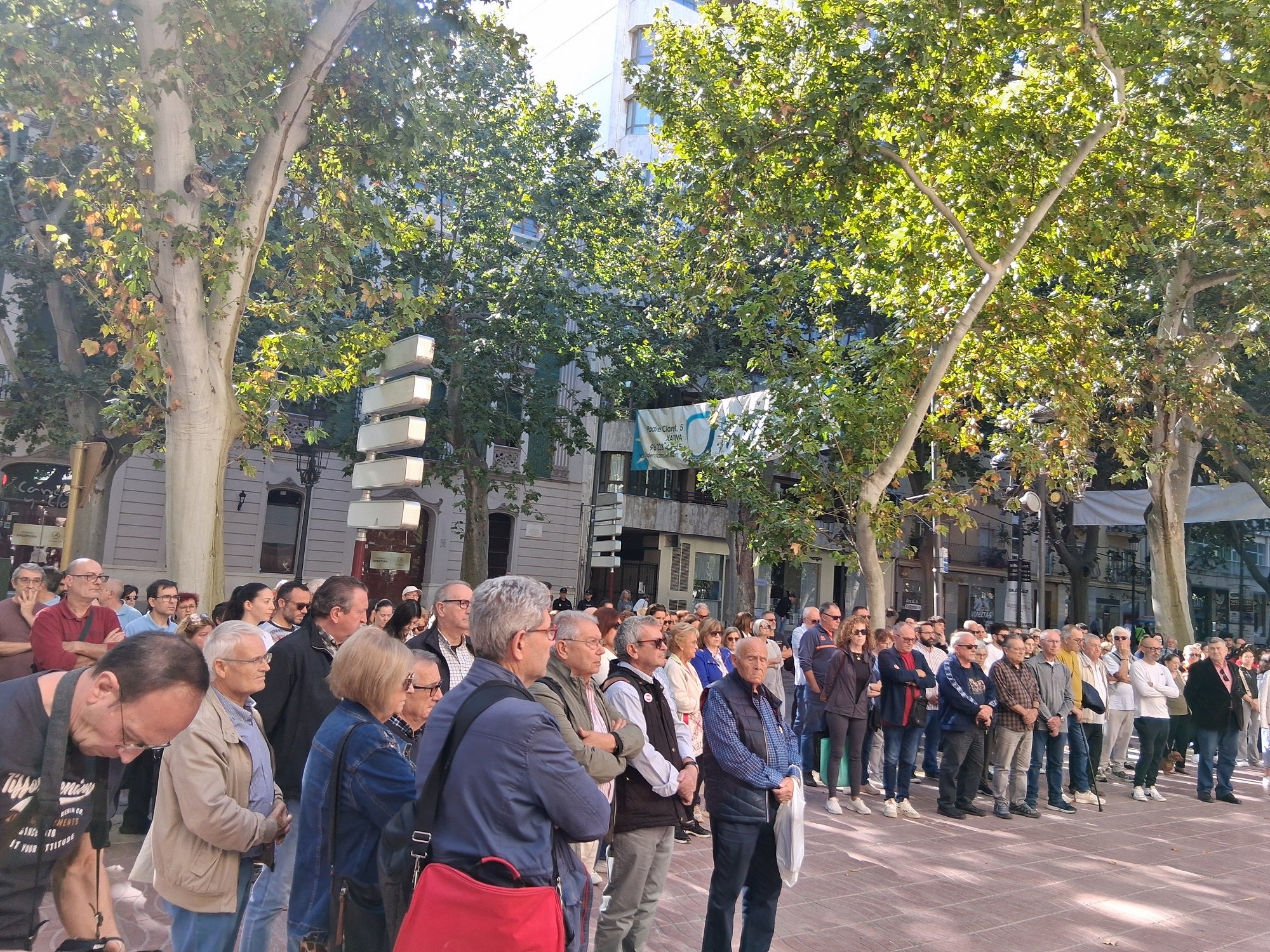 Arriba, ciudadanos de Xàtiva, durante la concentración. Abajo, concentración a las puertas del Ayuntamiento de Canals.