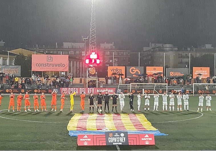 El Torrent y el Juventud Torremolinos posan con una gran Senyera en homenaje a las víctimas y afectados por la dana.