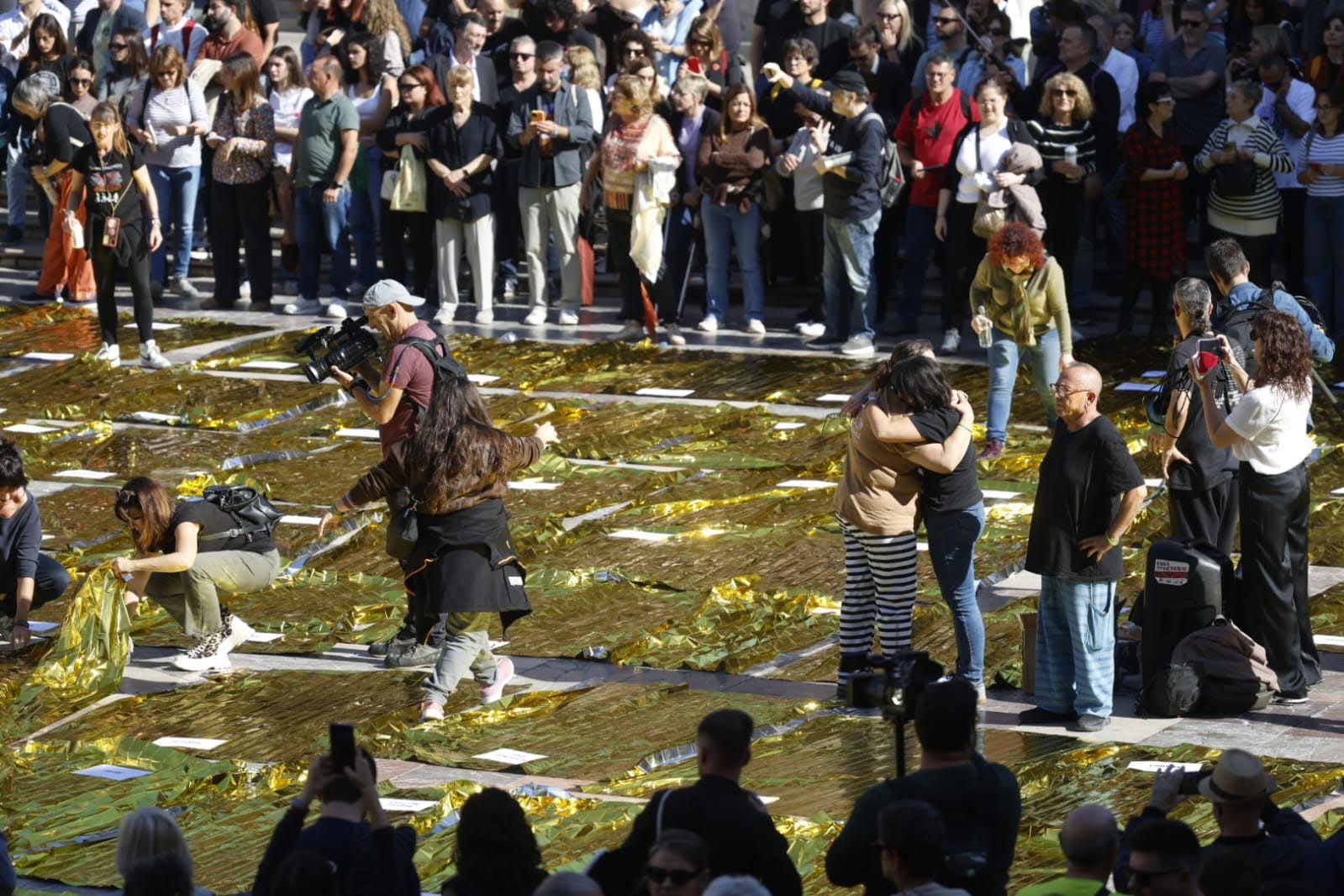 FOTOS | Mantas térmicas y desfile al Ventorro en protesta en el primer aniversario de la dana en Valencia