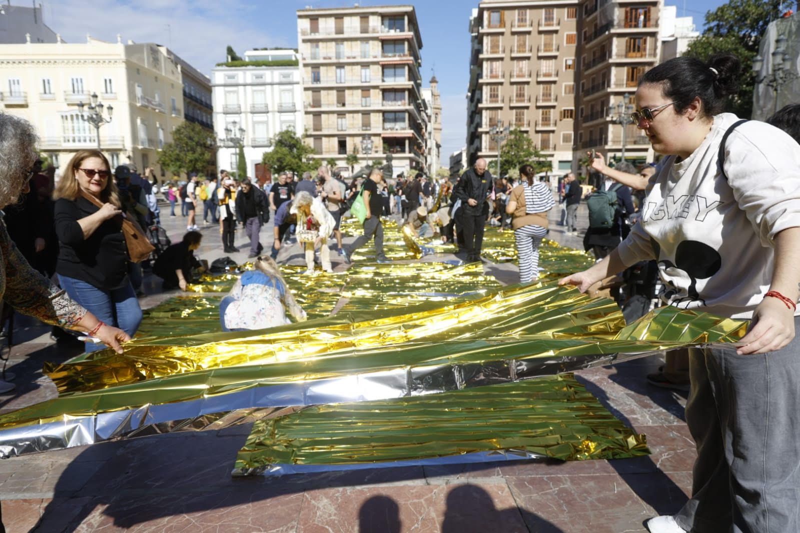 FOTOS | Mantas térmicas y desfile al Ventorro en protesta en el primer aniversario de la dana en Valencia