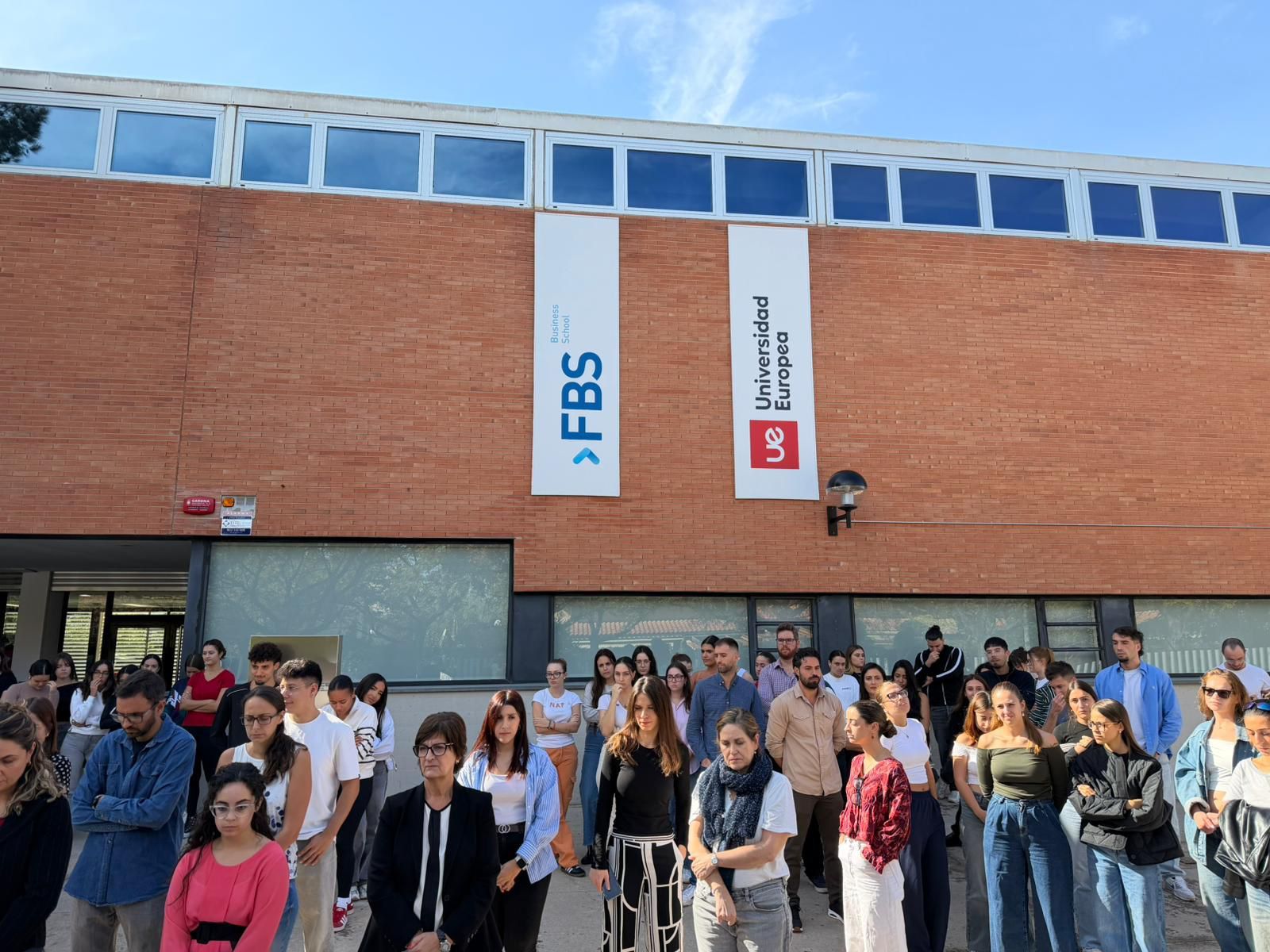 Minuto de silencio en la Universidad Europea de Valencia, campus de Alicante.