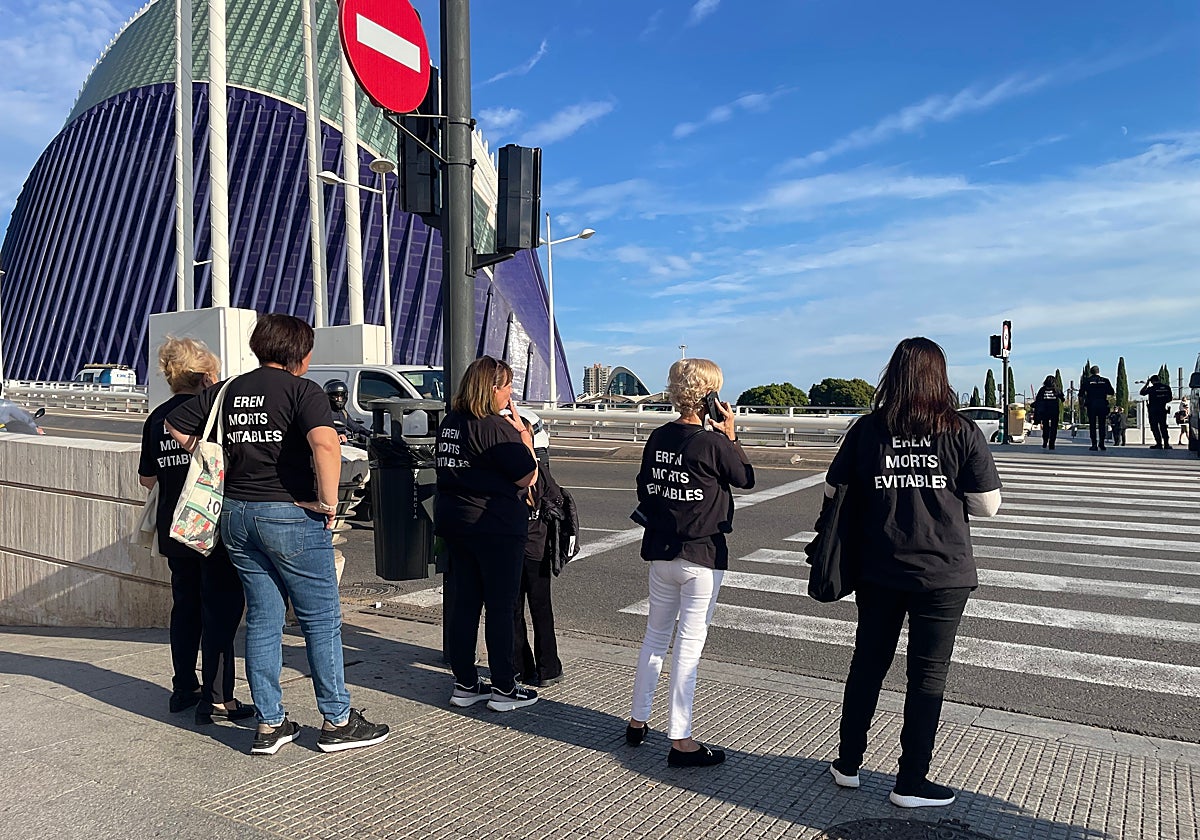 Familiares esperan a otros conocidos en el puente de l'Assut de l'Or.