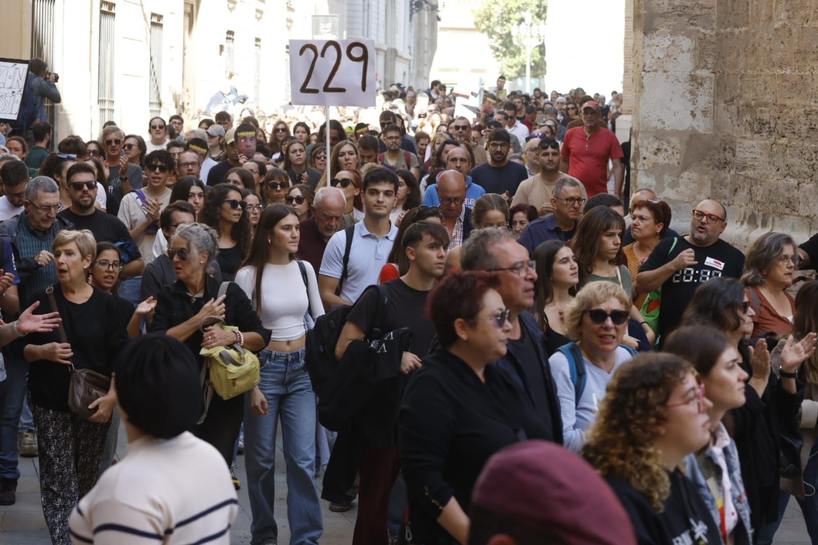 FOTOS | Mantas térmicas y desfile al Ventorro en protesta en el primer aniversario de la dana en Valencia