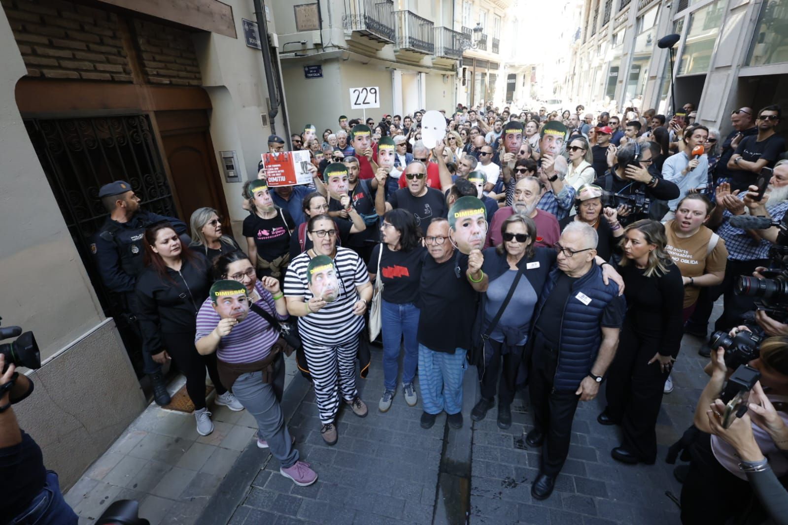 FOTOS | Mantas térmicas y desfile al Ventorro en protesta en el primer aniversario de la dana en Valencia