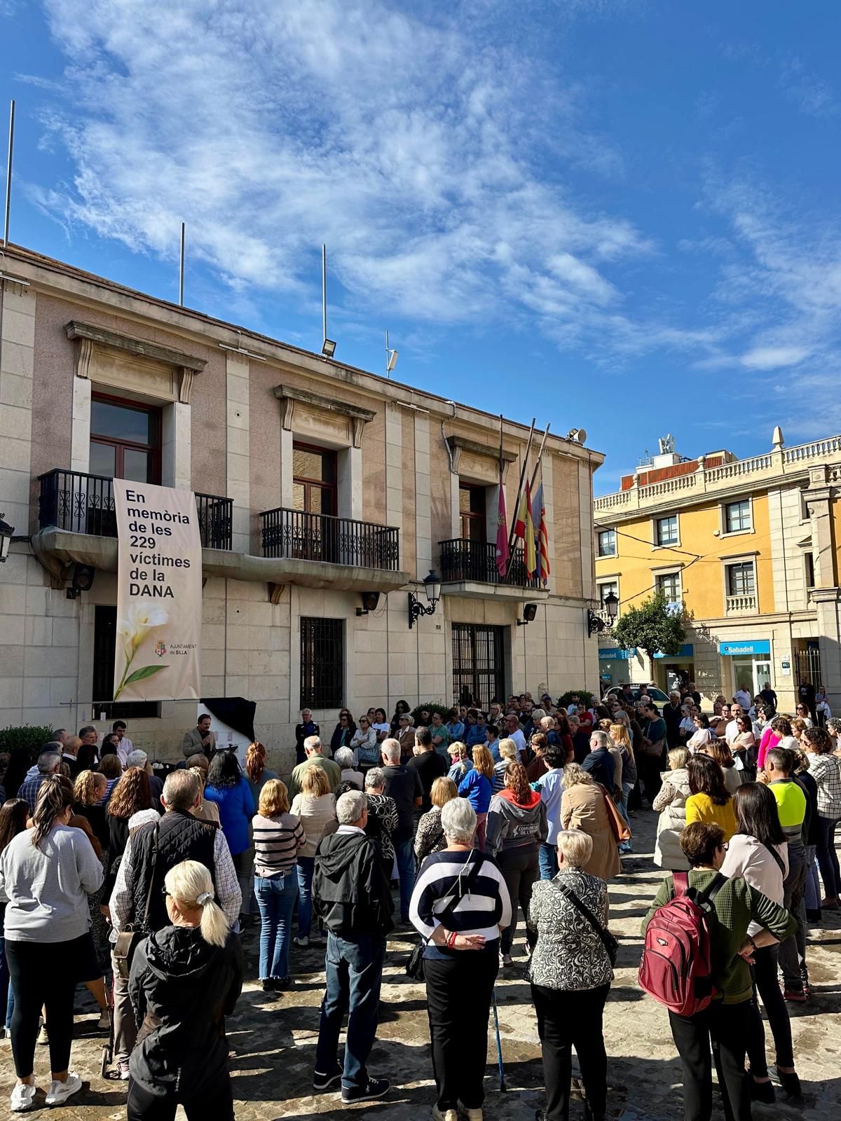 Minuto de silencio en Silla.