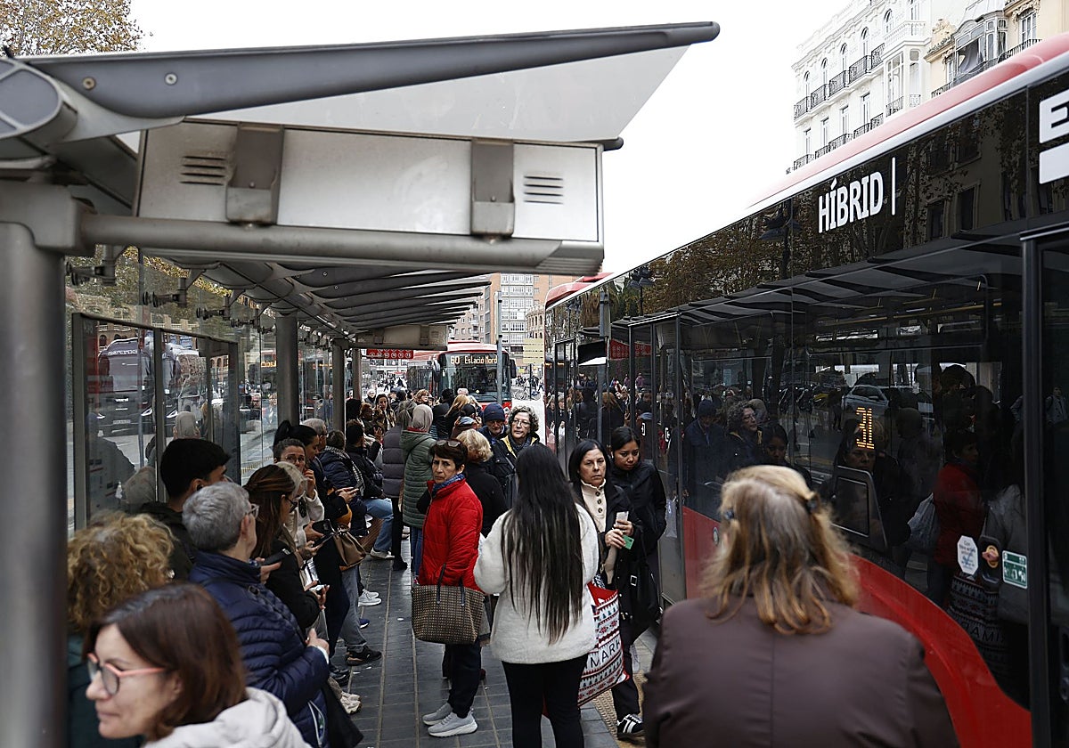 Una parada de autobñus, en imagen de archivo.
