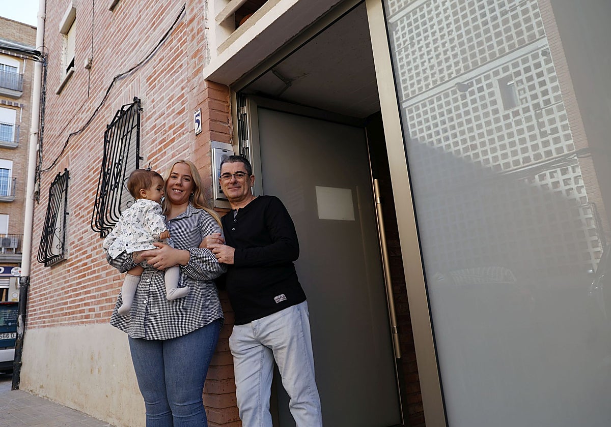 Inma Mandingorra, su hija Triana y Félix Sancasto, su rescatador, en el patio donde se pudieron refugiar en Catarroja.